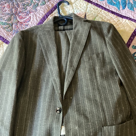 Men’s Suit. Medium size. Custom made. SSEINSE. Modern. Charcoal with pinstripes - Picture 2 of 6